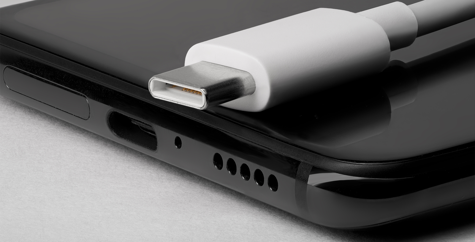 Smartfon z gniazdem USB-C i białym kablem